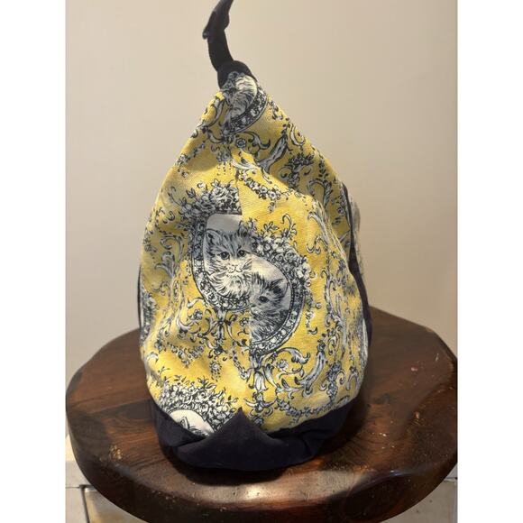 Victorian Style Toile Cat Bag - Picture 5 of 10